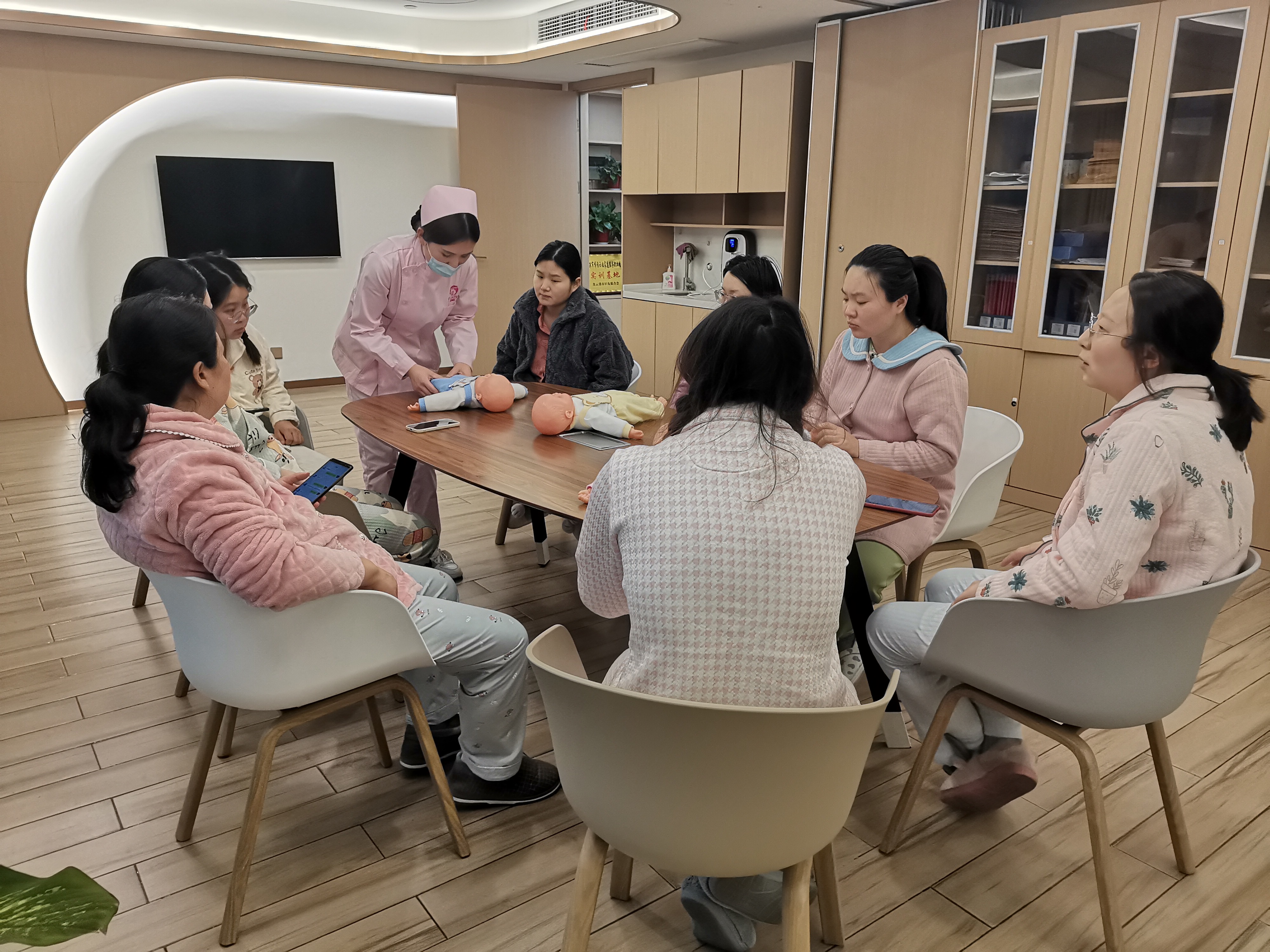唯愛彙月(yuè)(yuè)子(zǐ)中心的護士為(wèi)寶媽們教授實用的嬰兒(ér)排氣操。